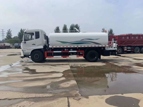 城市环卫多面手 东风洒水车、小型雾炮车与清洗吸污车的厂家报价与性能解析
