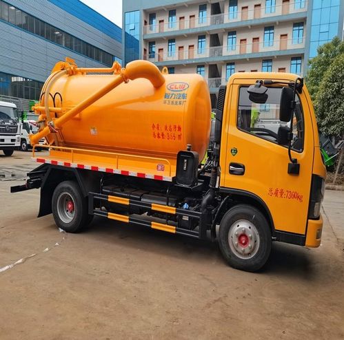 多功能真空吸污车 现代城市环卫的高效解决方案